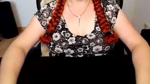 Snapshot of elly_petite chatting on July 2, 6:19 am Elly online show from July 2, 6:19 am