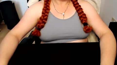 Snapshot of elly_petite chatting on July 8, 7:35 am Elly online show from July 8, 7:35 am