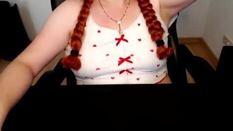 Snapshot of elly_petite chatting on July 13, 11:35 am Elly online show from July 13, 11:35 am