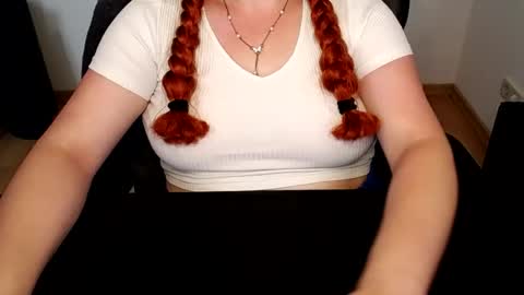 Snapshot of elly_petite chatting on July 19, 6:06 am Elly online show from July 19, 6:06 am