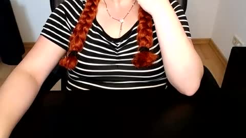 Snapshot of elly_petite chatting on July 22, 6:38 am Elly online show from July 22, 6:38 am