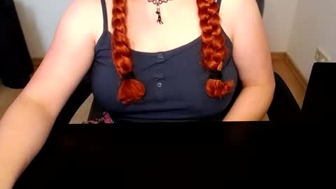 Snapshot of elly_petite chatting on July 26, 6:43 am Elly online show from July 26, 6:43 am