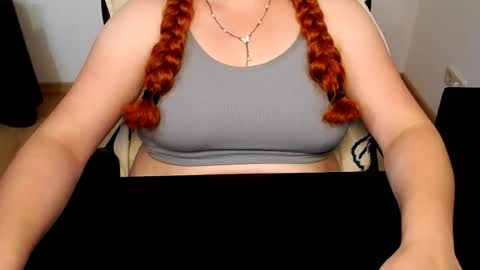 Snapshot of elly_petite chatting on August 1, 12:15 pm Elly online show from August 1, 12:15 pm