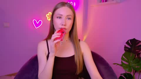  Elly  online show from May 31, 2:42 am