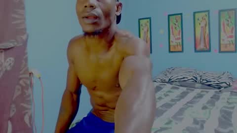 elmiltonnjakee online show from February 4, 1:44 am