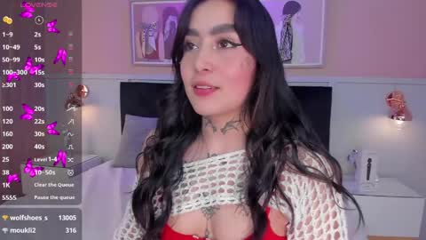Snapshot of elodie_walker chatting on May 28, 12:24 pm Elodie online show from May 28, 12:24 pm