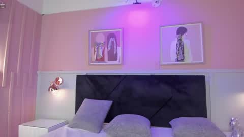 Elodie  online show from July 1, 11:34 am