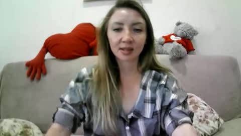 Snapshot of elvaarno chatting on September 19, 5:42 am ElvaArno online show from September 19, 5:42 am