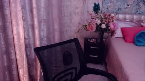 Snapshot of elvingbells chatting on December 24, 5:13 pm ElvingBells online show from December 24, 5:13 pm