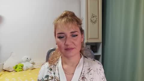Snapshot of elviraforyou chatting on December 2, 7:14 am Elvira online show from December 2, 7:14 am