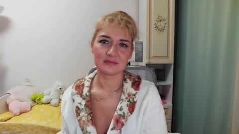 Snapshot of elviraforyou chatting on December 3, 12:38 pm Elvira online show from December 3, 12:38 pm