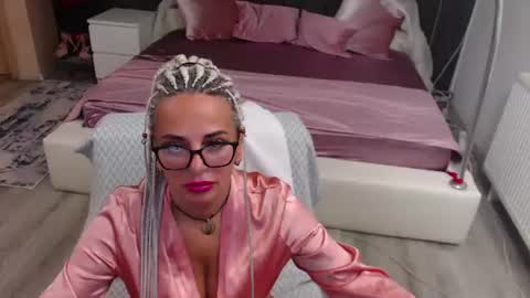 elviramilf online show from August 3, 6:01 am