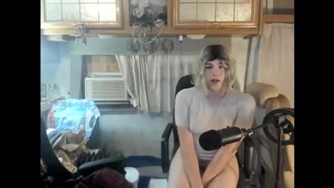 Snapshot of elvymay chatting on October 24, 1:35 am elvymay online show from October 24, 1:35 am