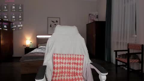 Snapshot of em_emilie chatting on October 24, 3:30 pm Emilie online show from October 24, 3:30 pm