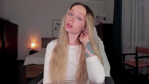 Snapshot of em_emilie chatting on December 14, 6:34 pm Emilie online show from December 14, 6:34 pm