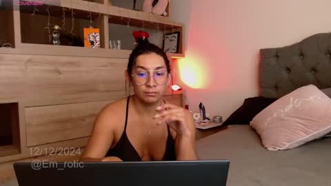 Snapshot of em_rotic chatting on December 12, 5:59 pm Emilia online show from December 12, 5:59 pm