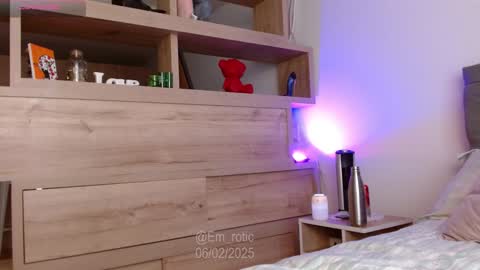 Snapshot of em_rotic chatting on February 6, 5:19 pm Emilia online show from February 6, 5:19 pm