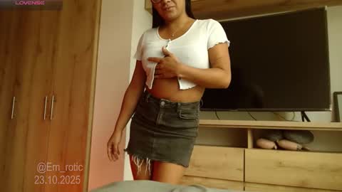 Snapshot of em_rotic chatting on October 23, 8:51 pm Emilia online show from October 23, 8:51 pm