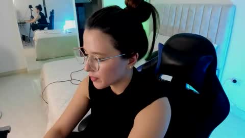 Snapshot of ema_04 chatting on April 11, 1:54 am Estefany Martinez Acua INSTAGRAM ema 04oficial online show from April 11, 1:54 am