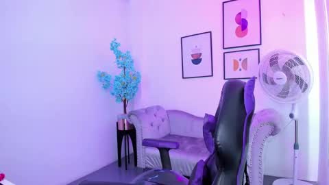 Snapshot of ema_louisx chatting on January 19, 12:39 pm Ema louisx online show from January 19, 12:39 pm