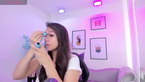 Snapshot of ema_louisx chatting on February 24, 12:26 pm Ema louisx online show from February 24, 12:26 pm