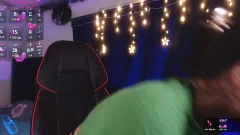 Snapshot of ema_ploxx chatting on December 4, 3:05 am ema_ploxx online show from December 4, 3:05 am