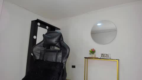 Snapshot of emattaylor chatting on December 3, 10:57 am . online show from December 3, 10:57 am