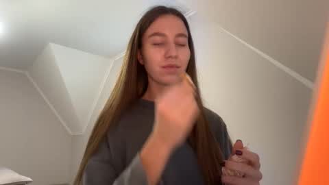 Snapshot of emberfamn chatting on December 21, 12:23 pm Alina online show from December 21, 12:23 pm