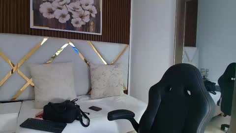 Emily  online show from January 18, 4:11 pm