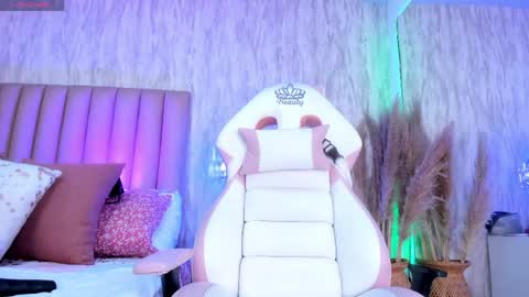 Snapshot of emely_florence_ chatting on May 18, 7:20 pm Emely Florence online show from May 18, 7:20 pm