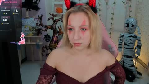 Snapshot of emely_garcias chatting on October 31, 12:06 pm emelia online show from October 31, 12:06 pm