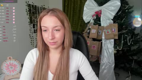 Snapshot of emely_garcias chatting on December 16, 8:47 pm emelia online show from December 16, 8:47 pm