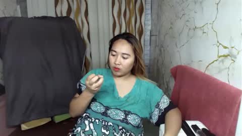 Snapshot of emely_slutxxx chatting on December 3, 8:00 am Emely online show from December 3, 8:00 am