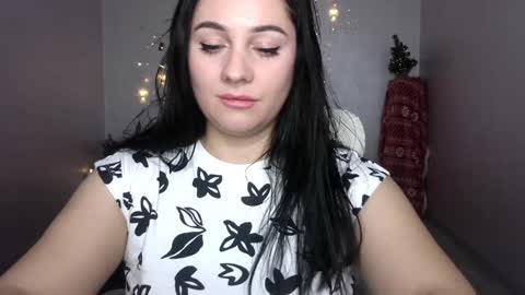 Snapshot of emelyblum chatting on January 5, 11:33 pm Emely online show from January 5, 11:33 pm