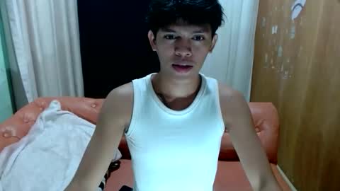 Snapshot of emerald_cummer chatting on November 19, 1:22 pm emerald_cummer online show from November 19, 1:22 pm