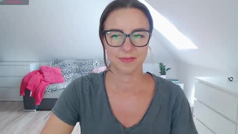 Snapshot of emerald_kittycat chatting on May 13, 10:01 am just me online show from May 13, 10:01 am