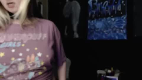 emeraldstrawberri online show from February 9, 12:14 am