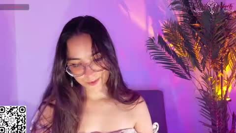 Snapshot of emi_roberts chatting on July 13, 12:02 am Emmily Roberts online show from July 13, 12:02 am