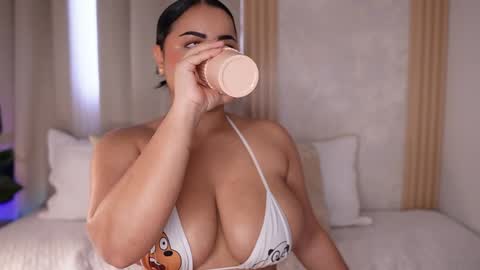 Snapshot of emiily_bell chatting on December 25, 9:54 pm online show from December 25, 9:54 pm