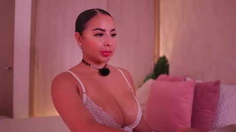 Snapshot of emiily_bell chatting on November 7, 9:37 pm online show from November 7, 9:37 pm