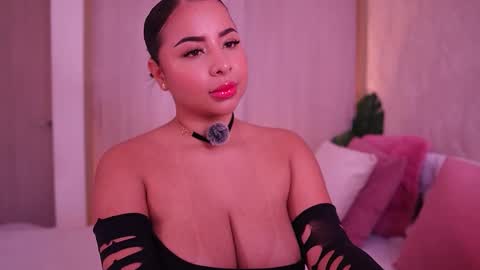 Snapshot of emiily_bell chatting on November 11, 3:12 pm online show from November 11, 3:12 pm