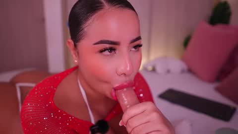 Snapshot of emiily_bell chatting on November 15, 4:25 pm online show from November 15, 4:25 pm