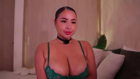 Snapshot of emiily_bell chatting on November 23, 10:20 pm online show from November 23, 10:20 pm