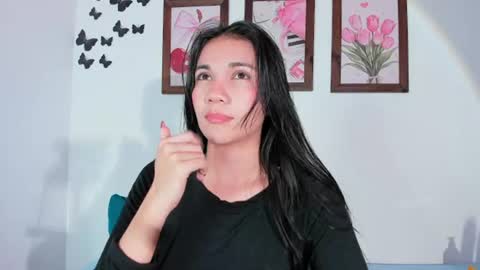 Snapshot of emiily_parkerr chatting on June 23, 9:02 pm Emily online show from June 23, 9:02 pm