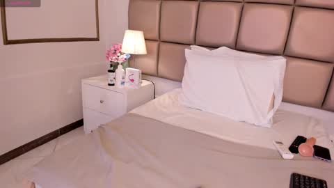 EMILY ROBERTS online show from January 29, 5:51 am