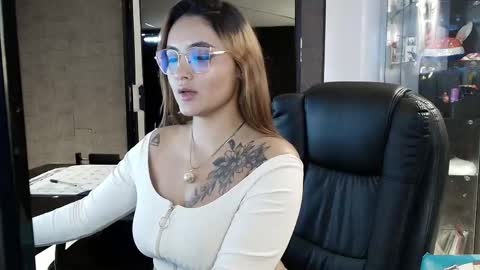 Snapshot of emiily_w1 chatting on November 7, 11:54 am Emily online show from November 7, 11:54 am