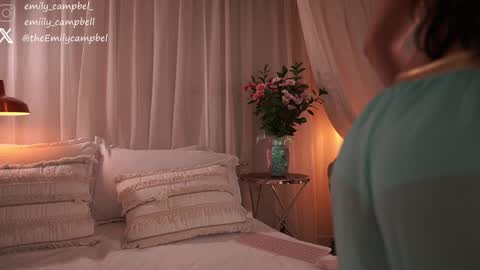 Snapshot of emiilycampbell chatting on October 31, 10:44 pm Emily Campbell online show from October 31, 10:44 pm