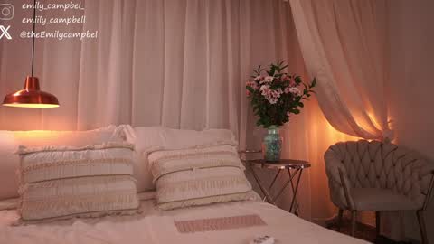 Snapshot of emiilycampbell chatting on November 10, 11:48 pm Emily Campbell online show from November 10, 11:48 pm