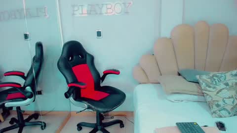 Snapshot of emiilysaenzz chatting on December 23, 4:50 pm EmillySaenz online show from December 23, 4:50 pm