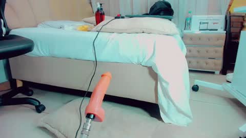 Snapshot of emiilysaenzz chatting on February 3, 3:59 pm EmillySaenz online show from February 3, 3:59 pm